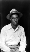 http://bernalespacio.com/files/gimgs/th-47_Mike Disfarmer Young Man in Hat and White Shirt, 1939-46.jpg
